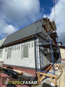 Отделка дома фасадными панелями Grand Line "ЯФАСАД" Екатерининский камень серебро